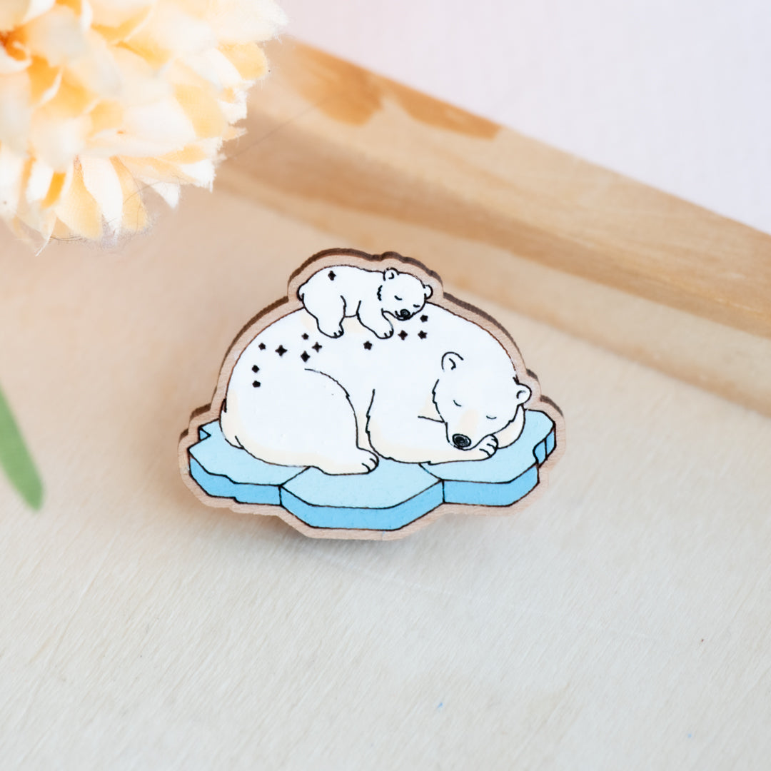 Spilla con orso polare mamma e cucciolo che dormono