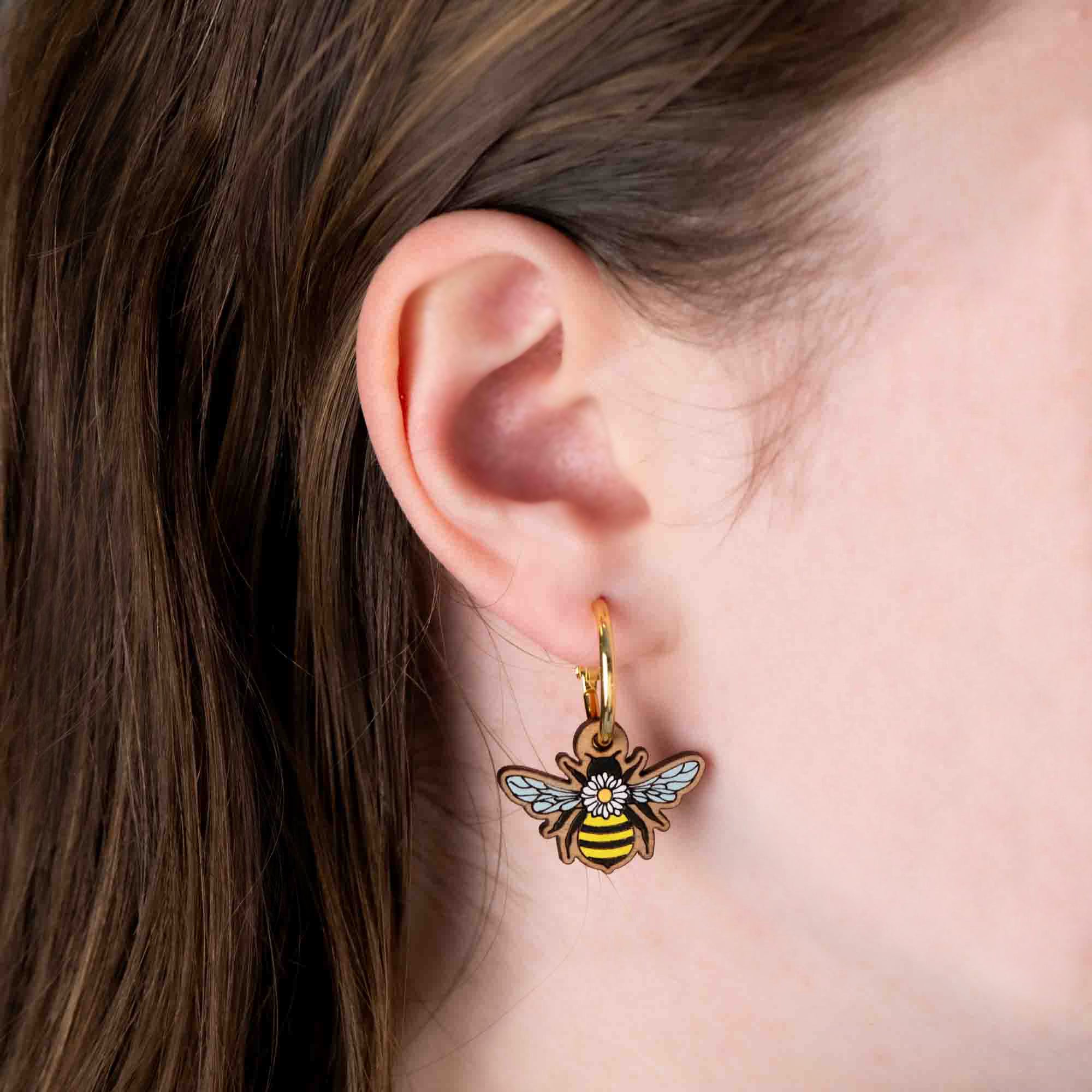 Pendientes de aro con abeja y margarita pintados a mano