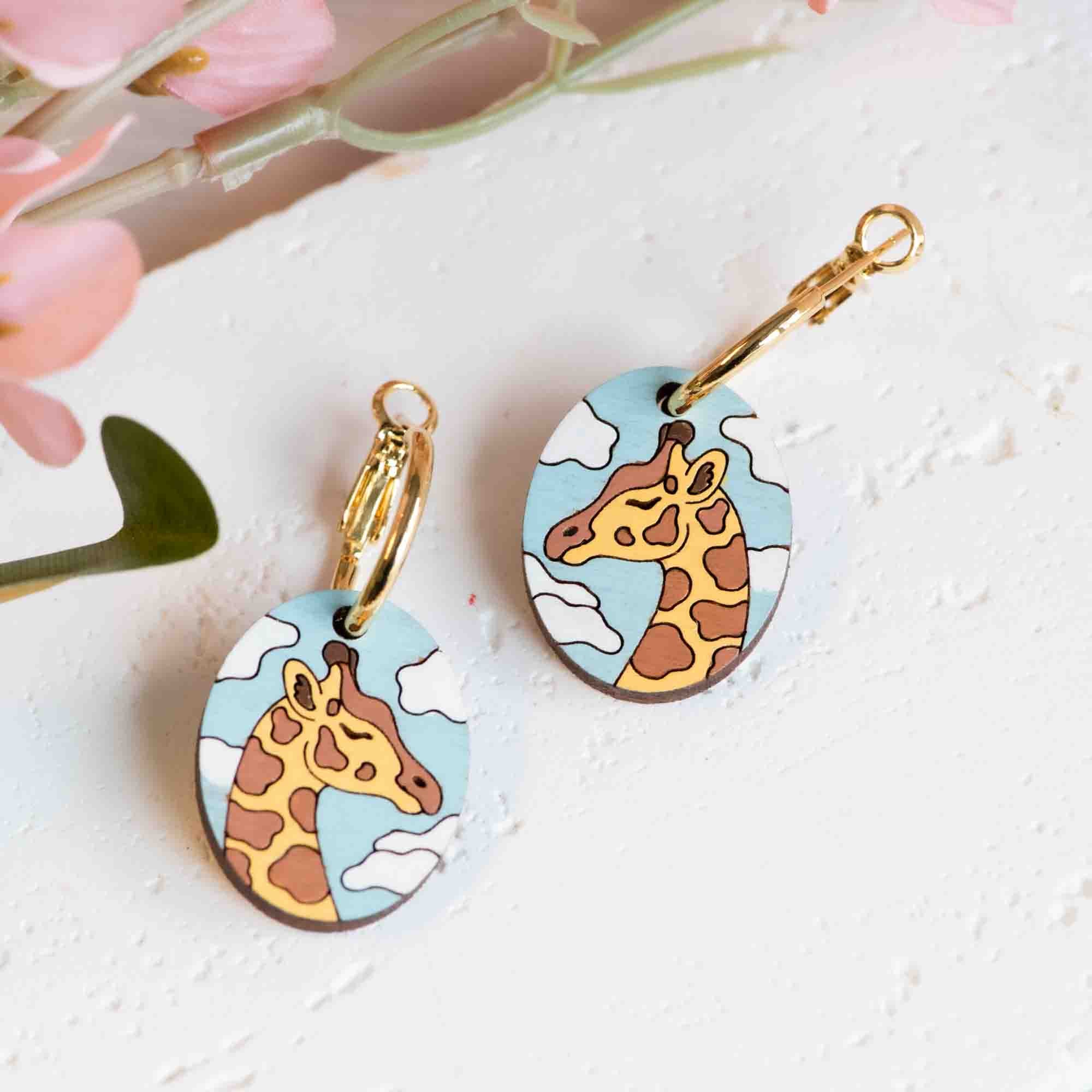 Handbemalte Giraffe in den Wolken Creolen - PEL10379H