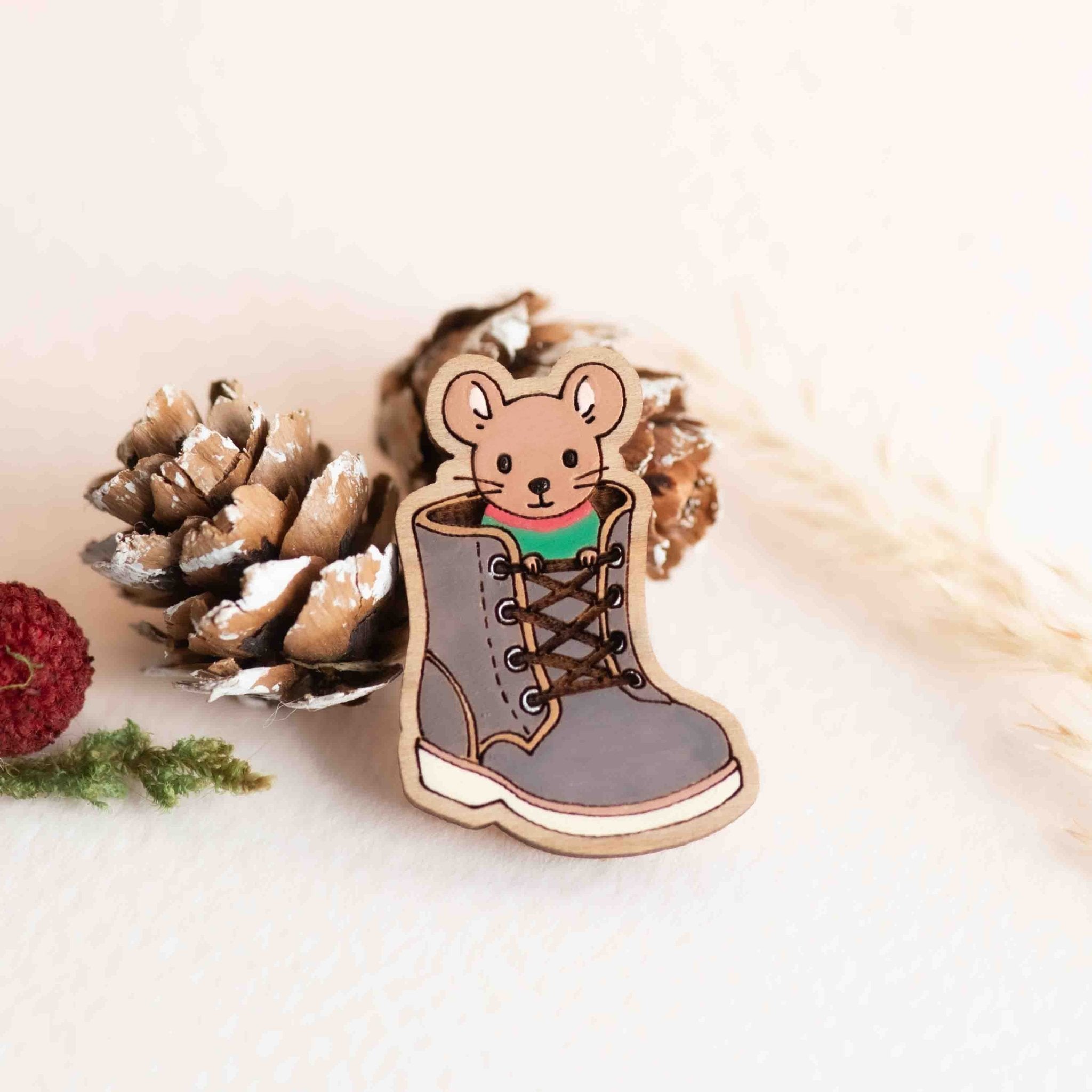 Hand - painted Mouse in Boots Wooden Pin Badge - PL40504 - Robin Valley Official Store